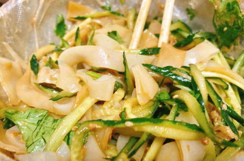 在天津,這家天天排隊(duì),現(xiàn)買現(xiàn)做的涼皮你吃過嗎